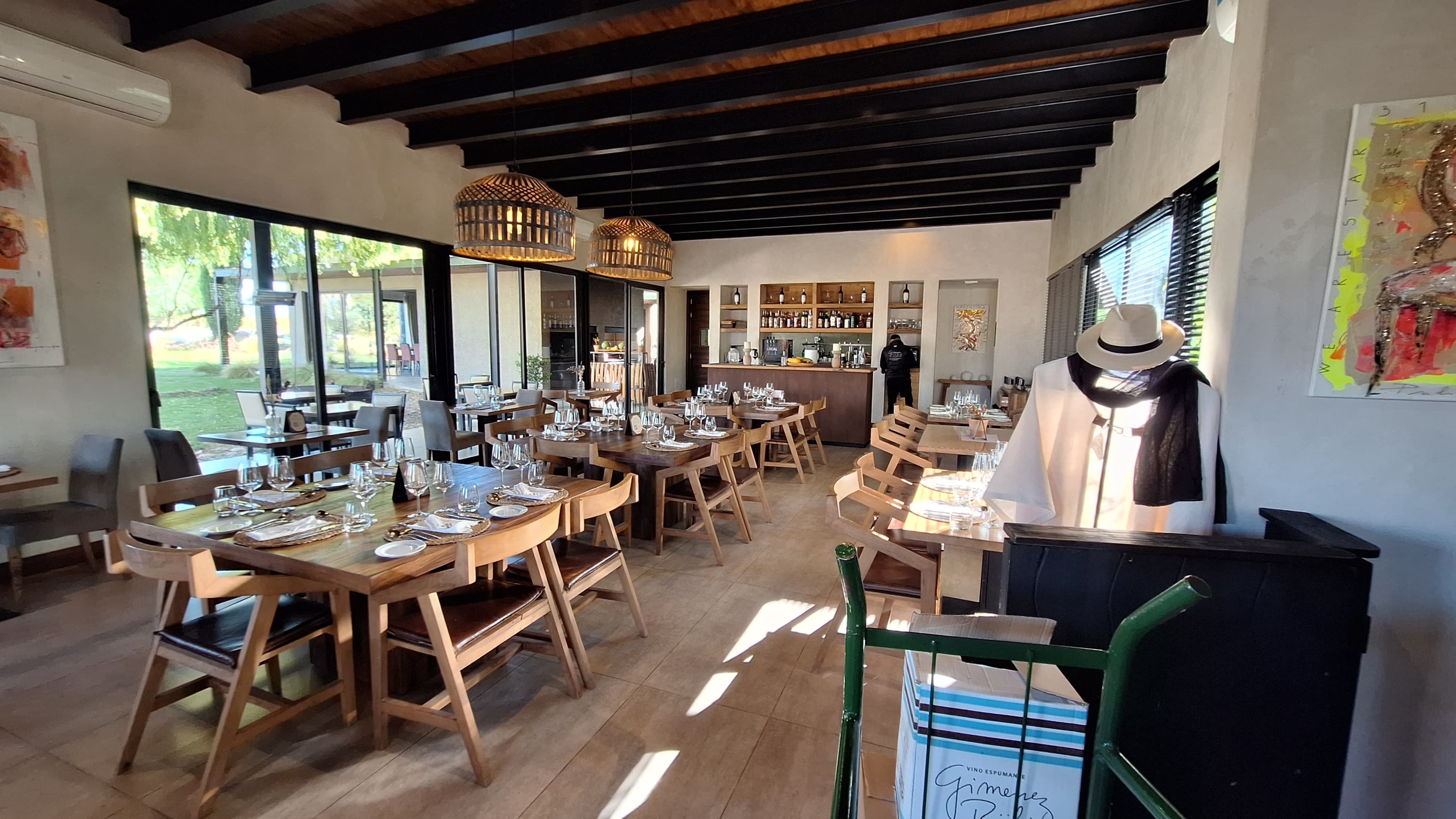 Interior de restaurante para una salida gastronómica en Mendoza