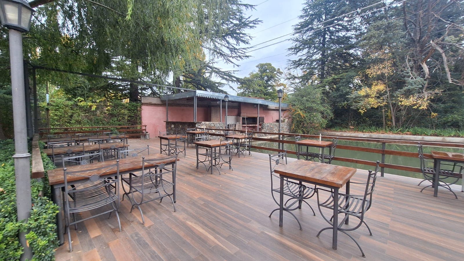 Patio y deck al aire libre para una parada gastronómica en Mendoza