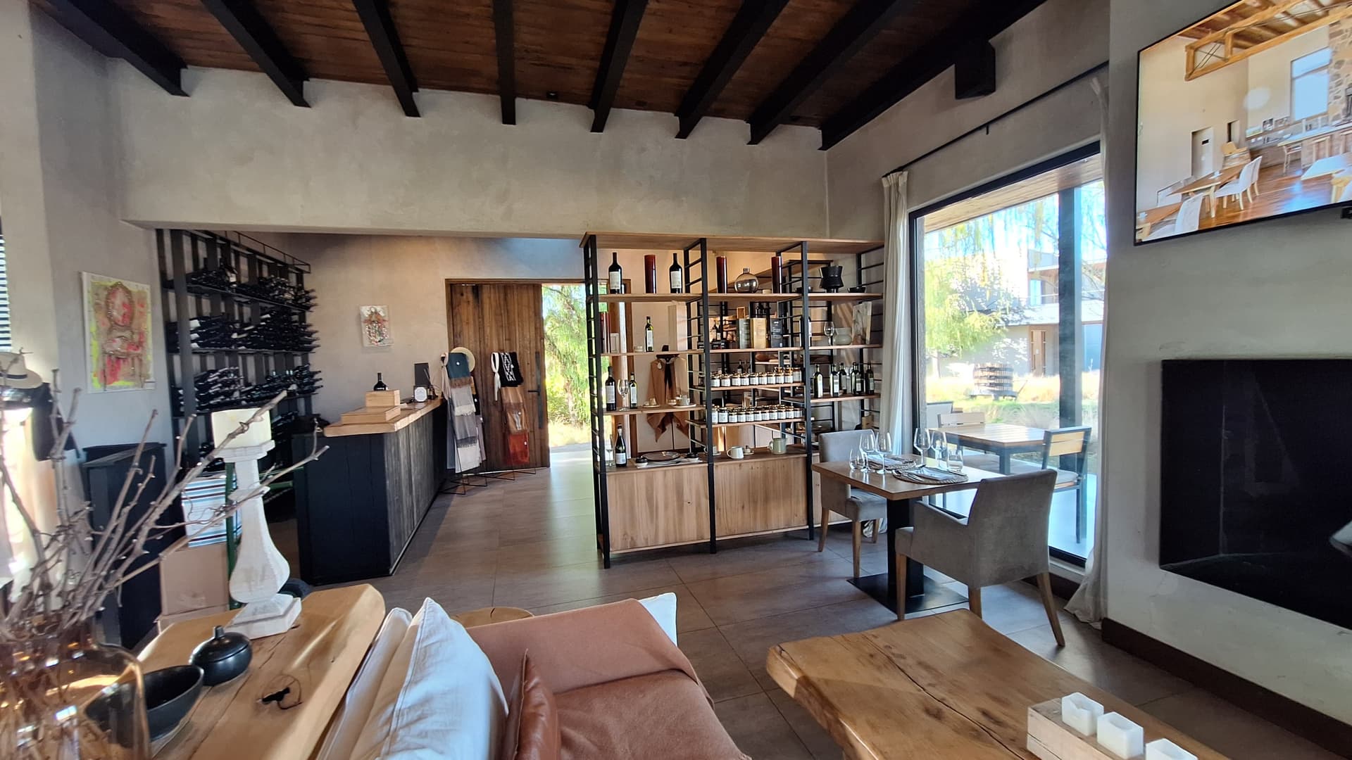 Mesas montadas para un almuerzo de turismo gastronómico en Mendoza